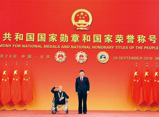 2019年9月29日，中华人民共和国国家勋章和国家荣誉称号颁授仪式在北京人民大会堂金色大厅隆重举行。中共中央总书记、国家主席、中央军委主席习近平向“共和国勋章”获得者张富清颁授勋章。 新华社记者 王晔/摄